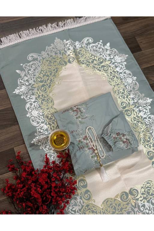 طقم صلاة بتصميم محراب ولون أخضر مائل للرمادي مزخرف بزخارف بيضاء وذهبية، ومصنوع من قماش بارد وناعم