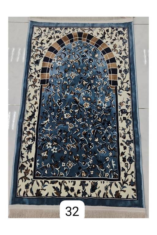 سجادة صلاة بنمط أزهار وتصميم محراب باللون الأزرق الفاتح والبيج