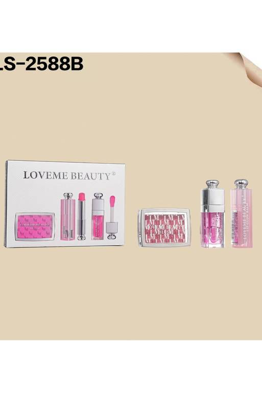 مستحضرات تجميل للشفاه من علامة LoveMe Beauty، وتتضمن المجموعة ملمع شفاه (Lip Gloss) وأحمر شفاه.