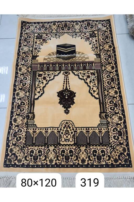 سجادة صلاة بتصميم الكعبة المشرفة.