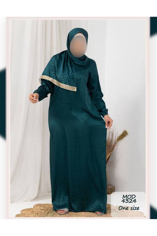 فستان وعباية باللون الأخضر الداكن.
