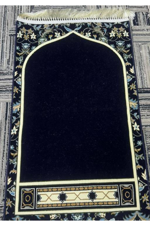 سجادة صلاة باللون الأسود الملكي، وهي نسخة أخرى من تصاميم 