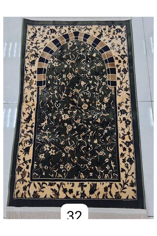 سجادة صلاة بنمط محراب تقليدي باللونين الأخضر والبيج.