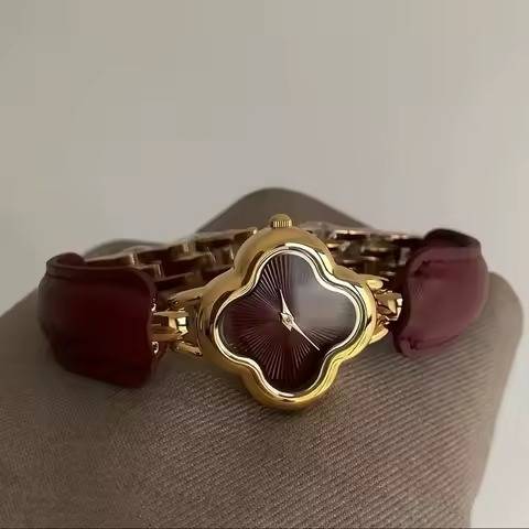 ساعة فاخرة على شكل زهرة