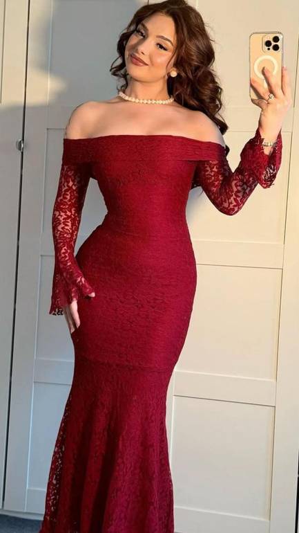 Elegant Off-Shoulder Lace Evening Dress - فستان سهرة دانتيل أنيق بفتحة رقبة واسعة