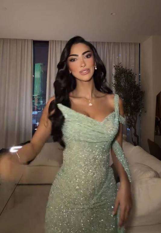 فساتين سهرة فاخرة | دانتيل أنيق وقصة ملكية فخمة