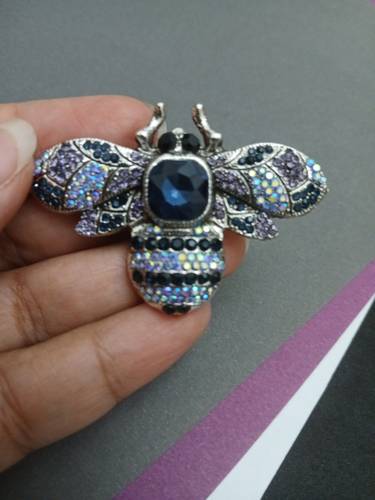 Enchanting 🐝 Bee Brooch- Blue