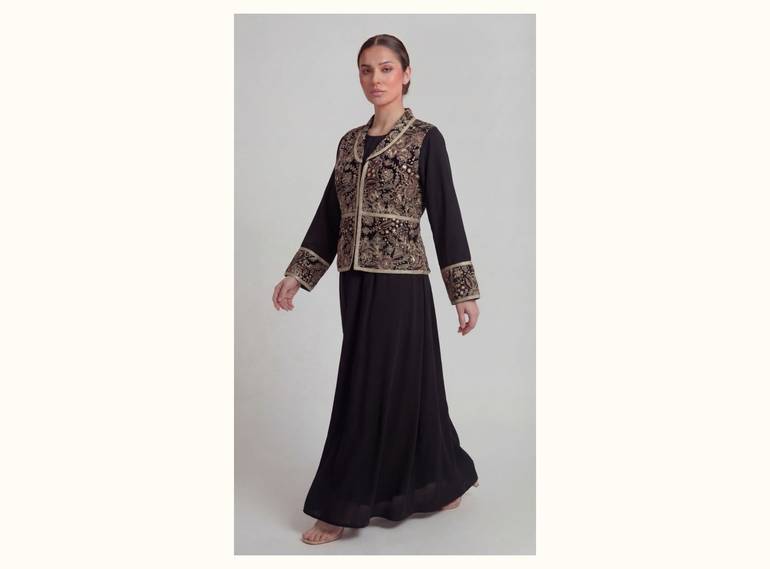 فستان أسود انسيابي مع سترة مطرزة فاخرة