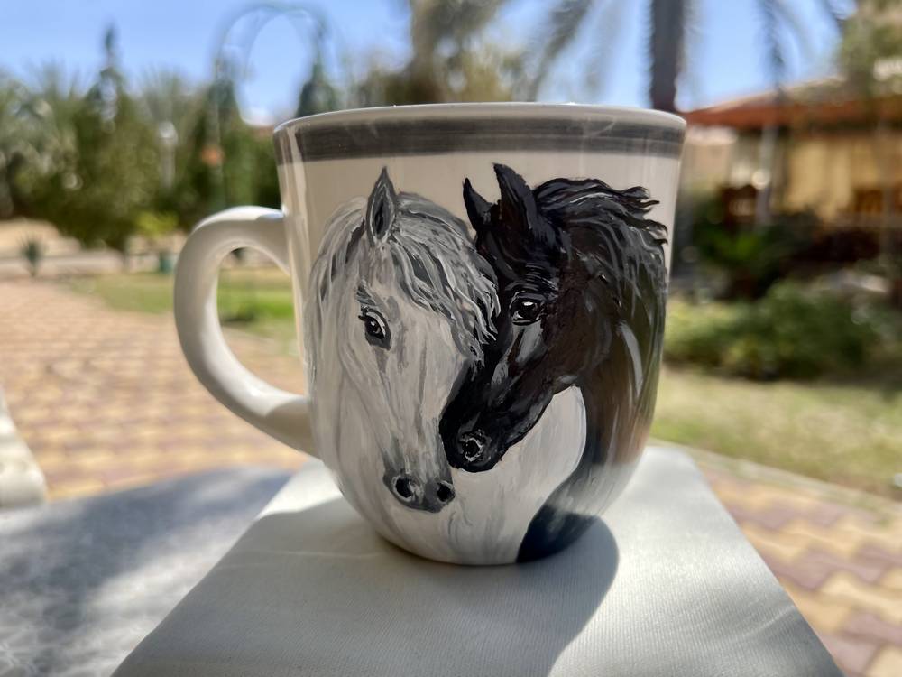 كوب رسم يدوي خيل عربيه