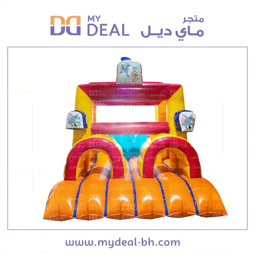 متاهه هوائية توم وجيري مع زحليقة وسلم ونطيطة وحواجز ونفقين واربع اعمدة وجدار امام الزحليقة طول 8.70 سم في عرض 4 متر