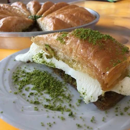 بقلاوة 《جزر بالايسكريم 》1 قطعه 