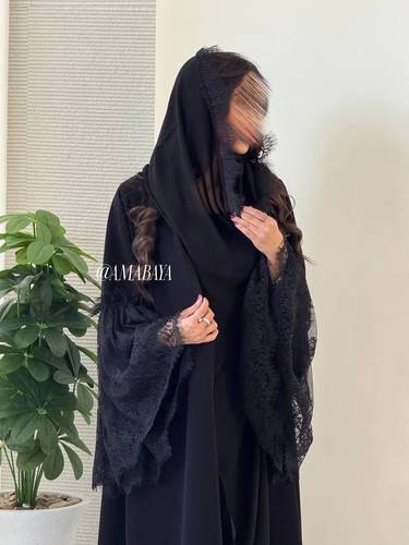 عباية ( قصه ) قماش كريب + دانتيل