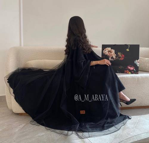 عبايه (جلنار ) قماش كريب تل كريستال سواروفسكي متوفره بخيارين لون كريستال اسود او فضي