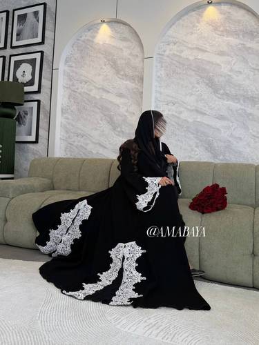 عباية ( لافيرا  )قماش الكريب الفاخر + دانتيل  قصه نصف كلوش 