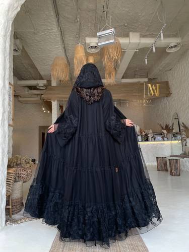عبايه(فرس)دانتيل بقماش كريب وتل 