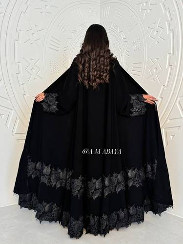 عبايه (جزيل )قصه دبل كلوش قماش كريب +كلفه مطرزه