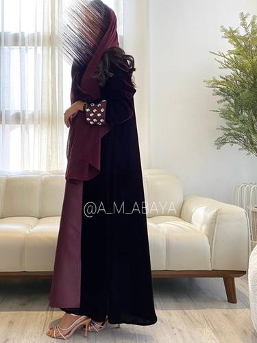 عبايه (عذوب)من قماش المخمل الفاخر والتفته باللون العنابي بأكمام شك يدوي بكريستال سواروفسكي