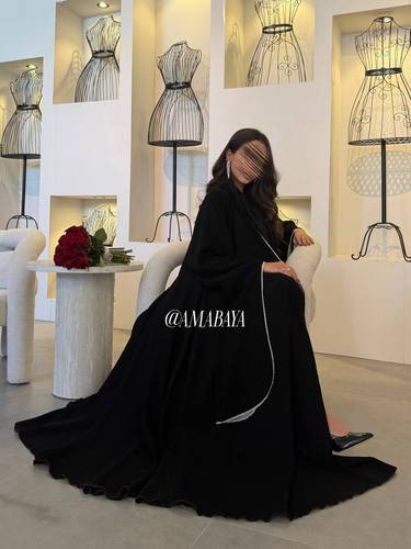 عباية ( لآلئ )  قماش كريب قصه كلوش مزينه بكلفة لؤلؤ كريستال