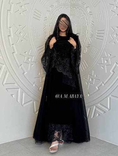 عبايه (صحارى)قصه دبل كلوش قطعتين قماش تل +دانتيل (الرسمه حسب المتوفر)
