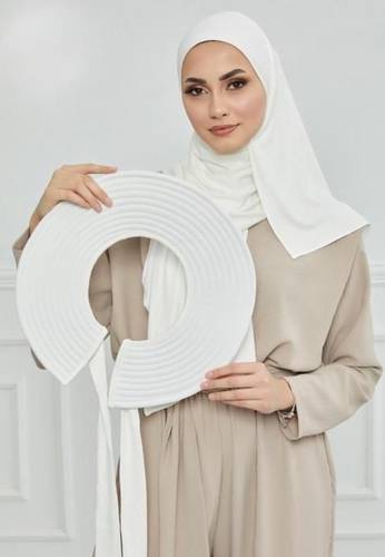 حجاب لف مع قبعة شاطئ