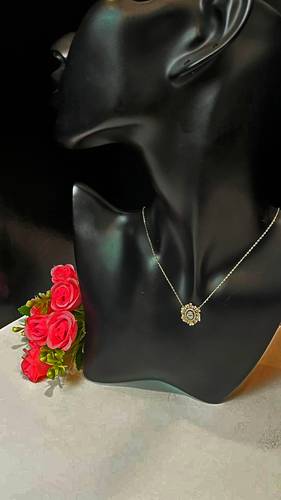 عقد ذهب عيار 18