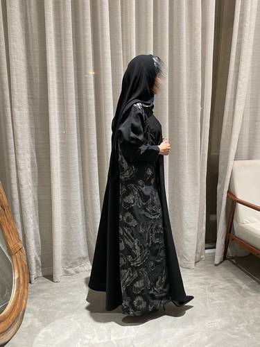 كتان ملكي بالاضافة الى قماش بتطريز