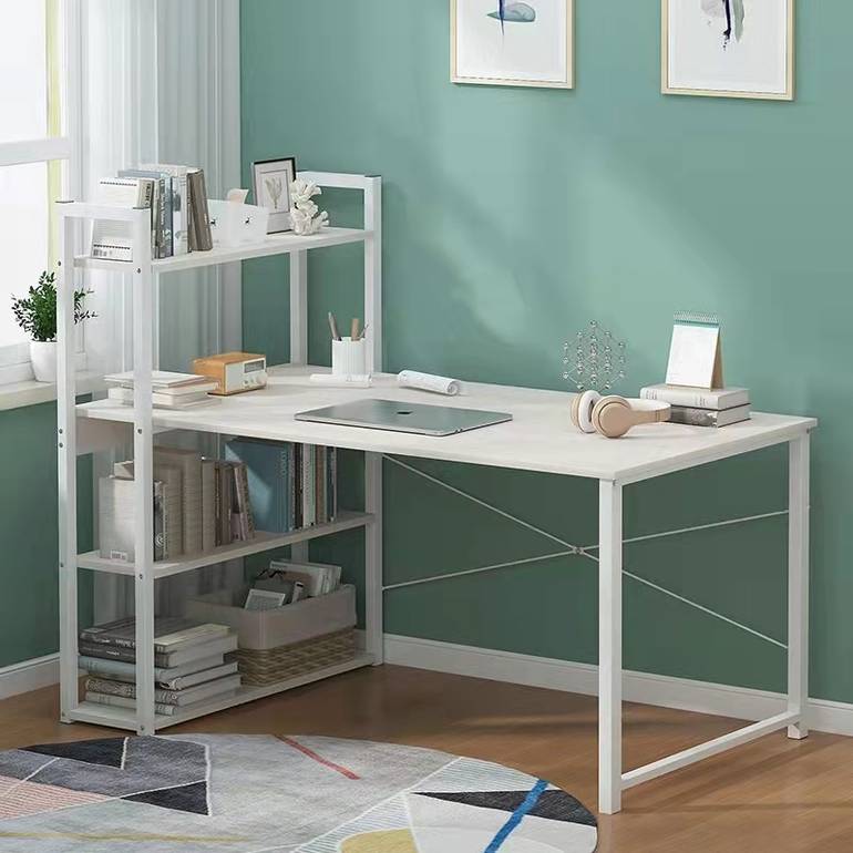 طاولة مكتب بـارفف (اللون ابيض و عليها طبقة ورنيش قد تعكس لون وردي عند تسلط الضوء)