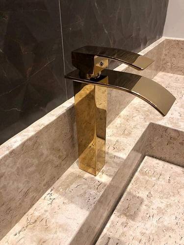 شلال عريض ذهبي طويل