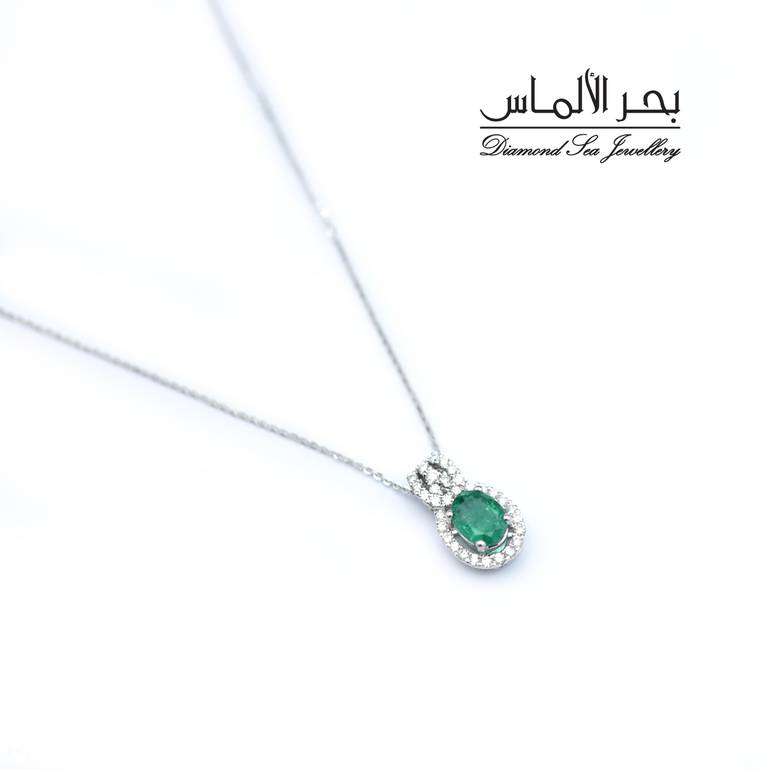 عقد الماس وحجر الزمرد 
