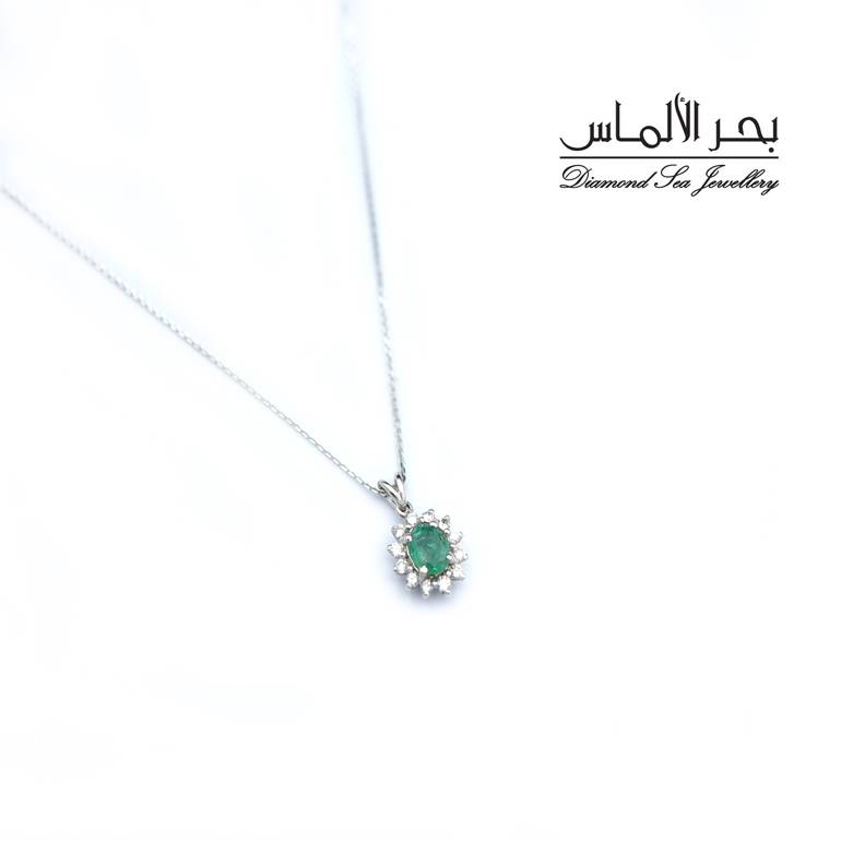 عقد الماس وحجر الزمرد 