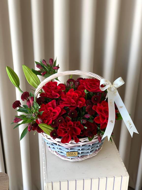 باقة السلة الحمراء