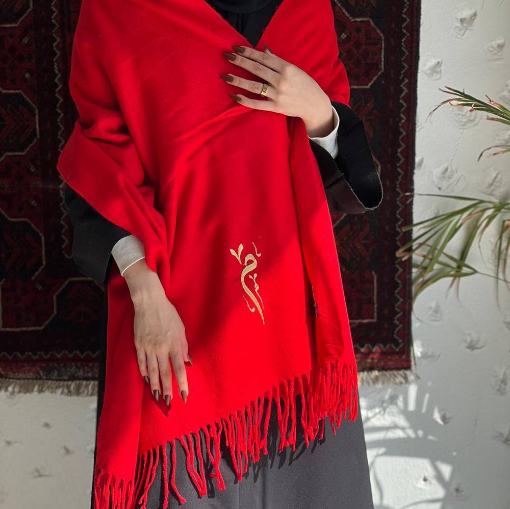  شال بتطريز اسم احمر 
