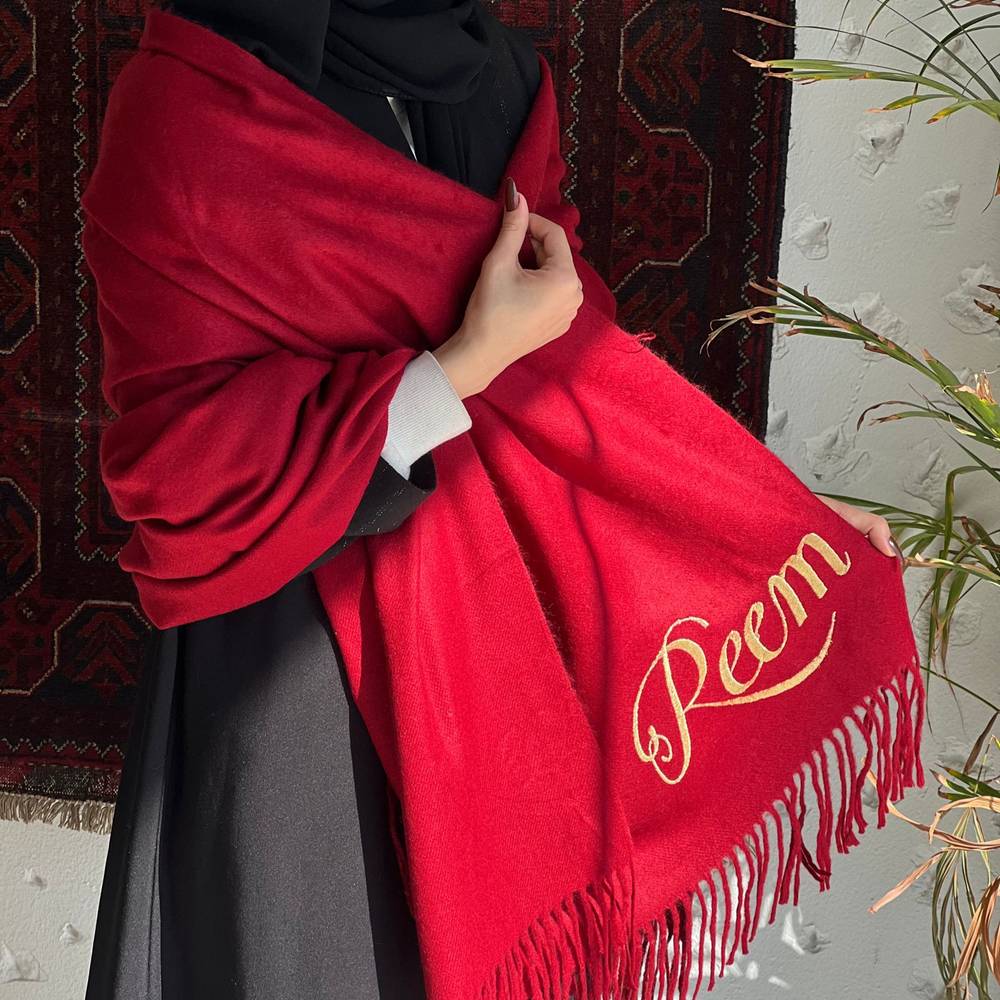 شال بتطريز اسم عنابي 