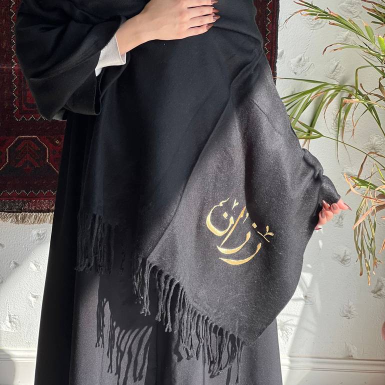   شال بتطريز اسم اسود 