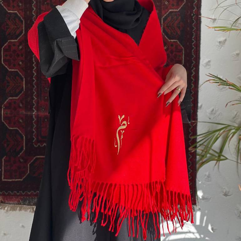  شال بتطريز اسم احمر 
