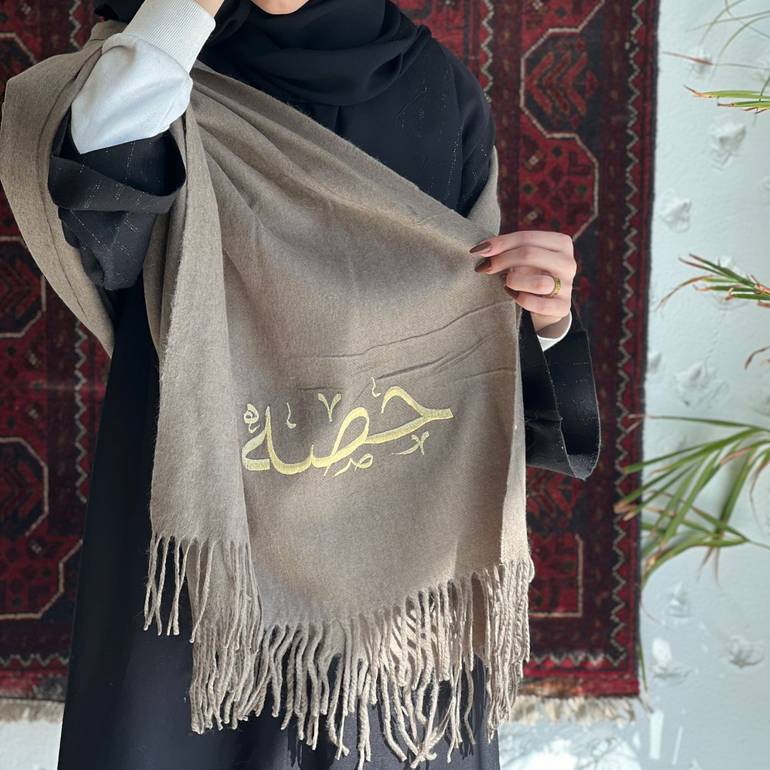  شال بتطريز اسم 