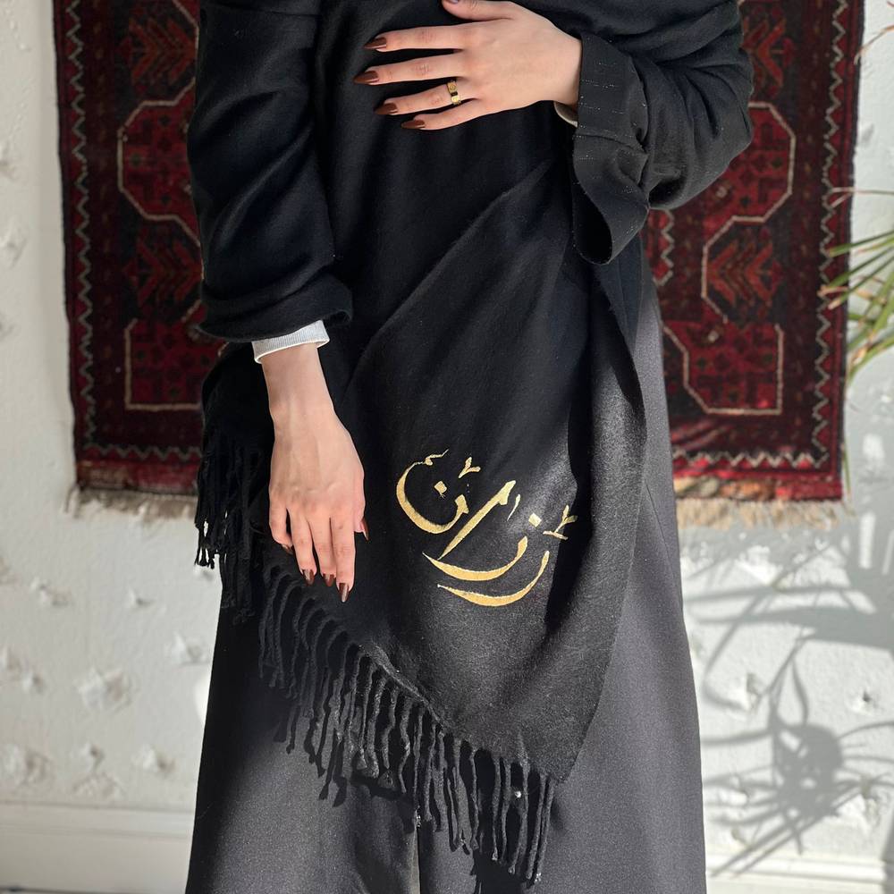   شال بتطريز اسم اسود 