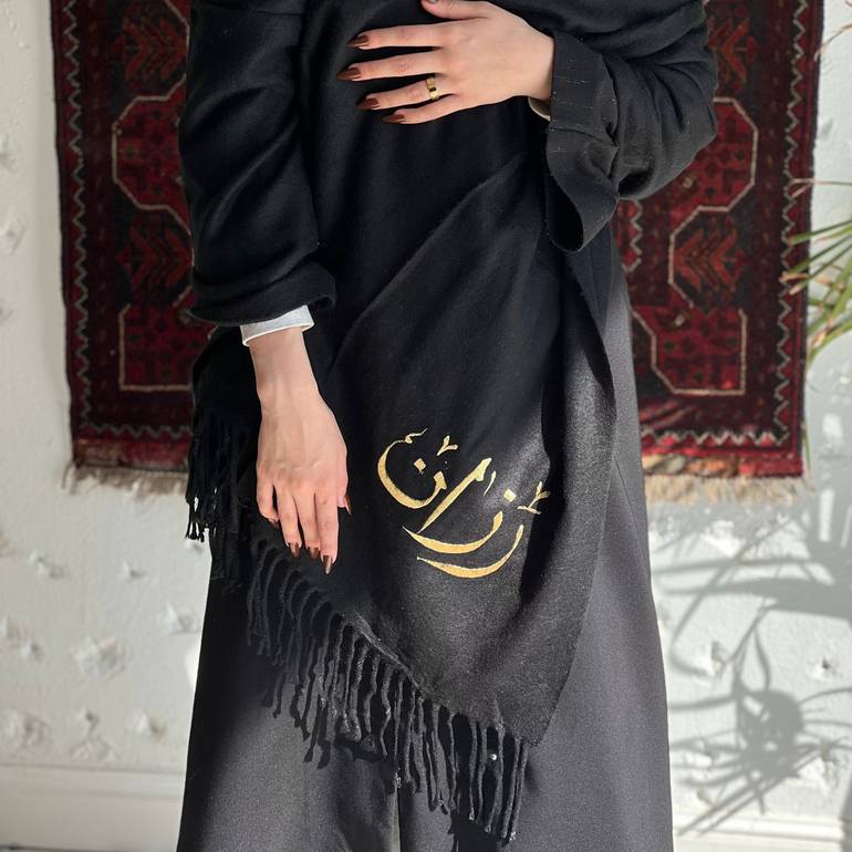   شال بتطريز اسم اسود 