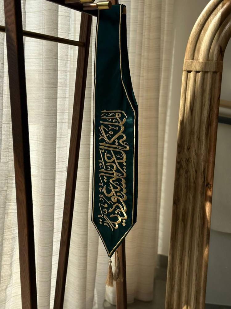 سكارف عاش الملك للعلم والوطن مع شعار الدولة 