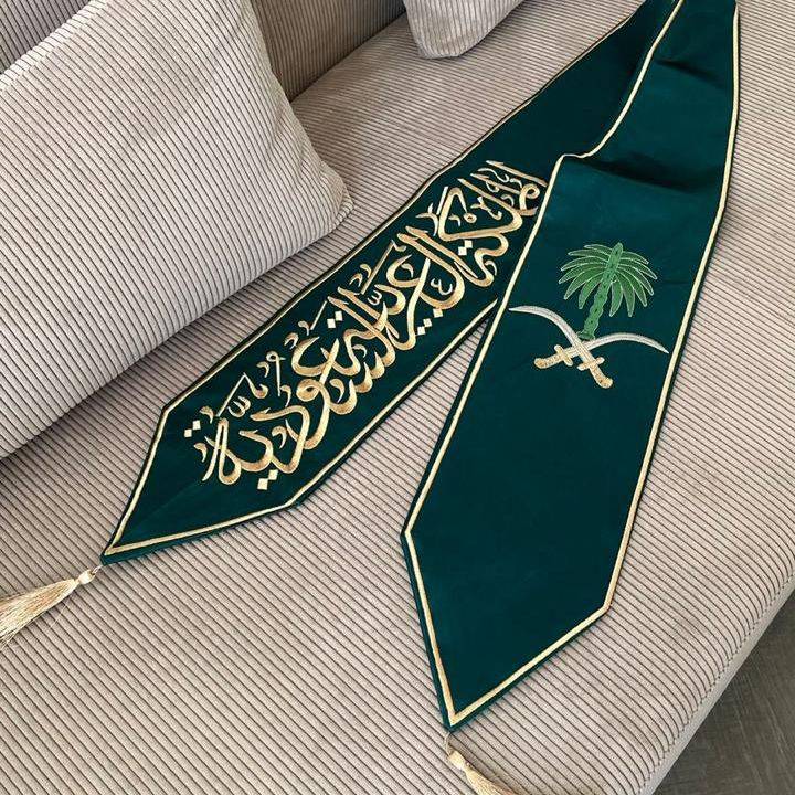 سكارف عاش الملك للعلم والوطن مع شعار الدولة 