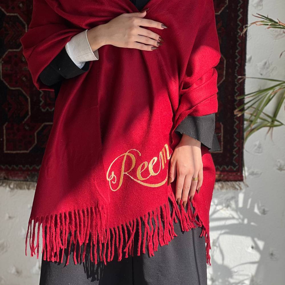 شال بتطريز اسم عنابي 