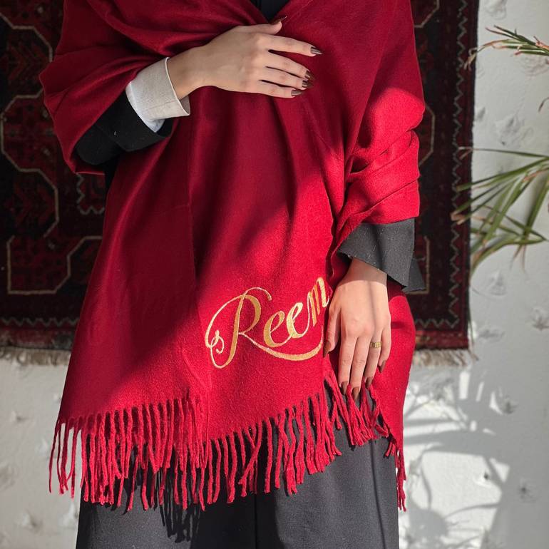 شال بتطريز اسم عنابي 