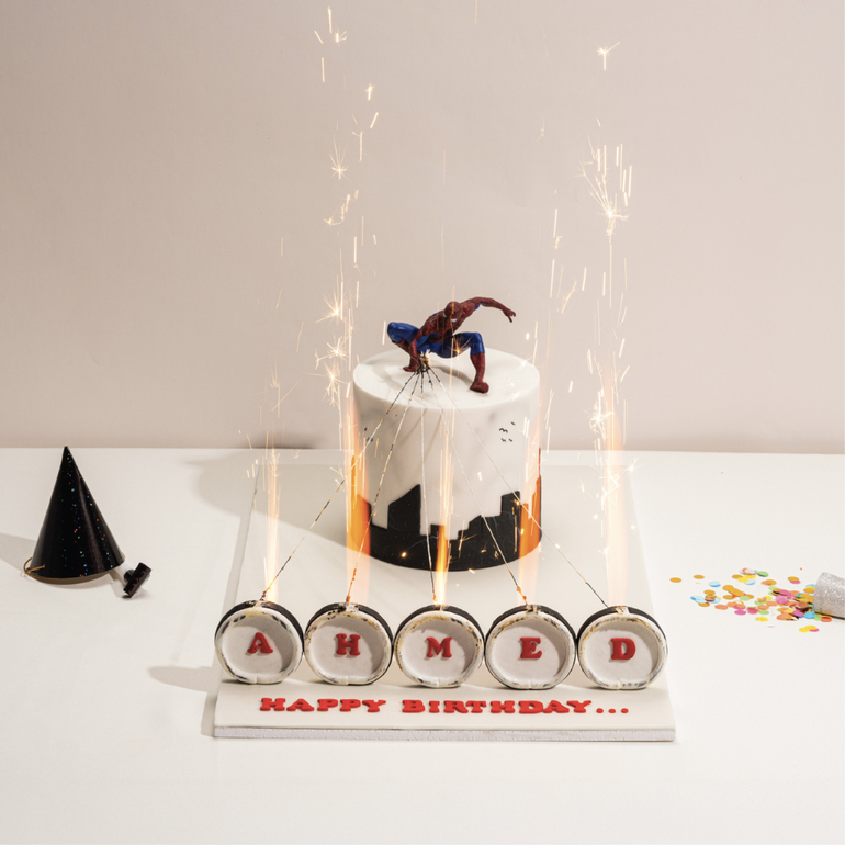 كيكة سبيدرمان المشتعلة