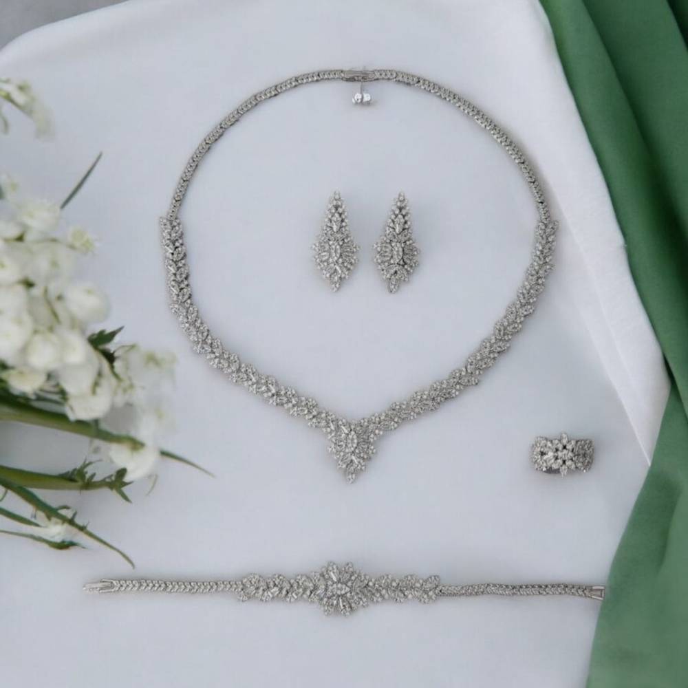 طقم زركون لون فضي 4 قطع مع علبة فخمة