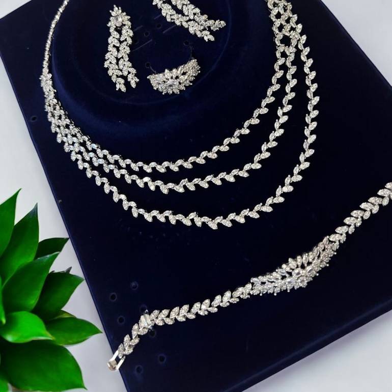 طقم زركون سهرة علي الرقبة 4 قطع مع علبة فخمة