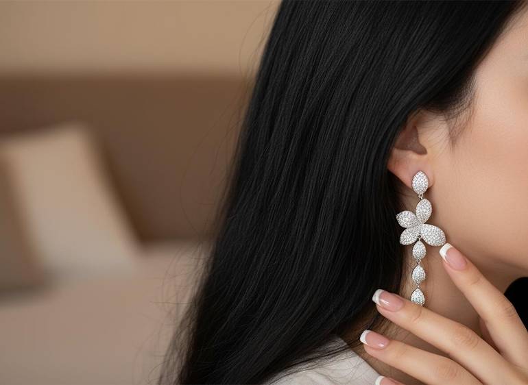 حلق زركون سهرة لون فضي مع علبة فخمة