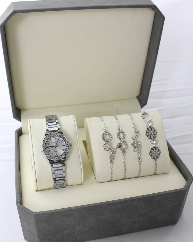 ساعة نسائية مع 4 أساور وعلبة فخمة