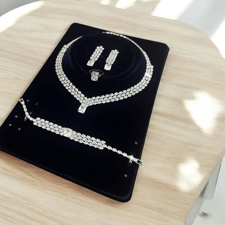 طقم زركون لون فضي 4 قطع مع علبة فخمة