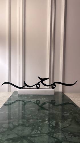 قطعة ديكور بالاسم مع قاعدة رخام