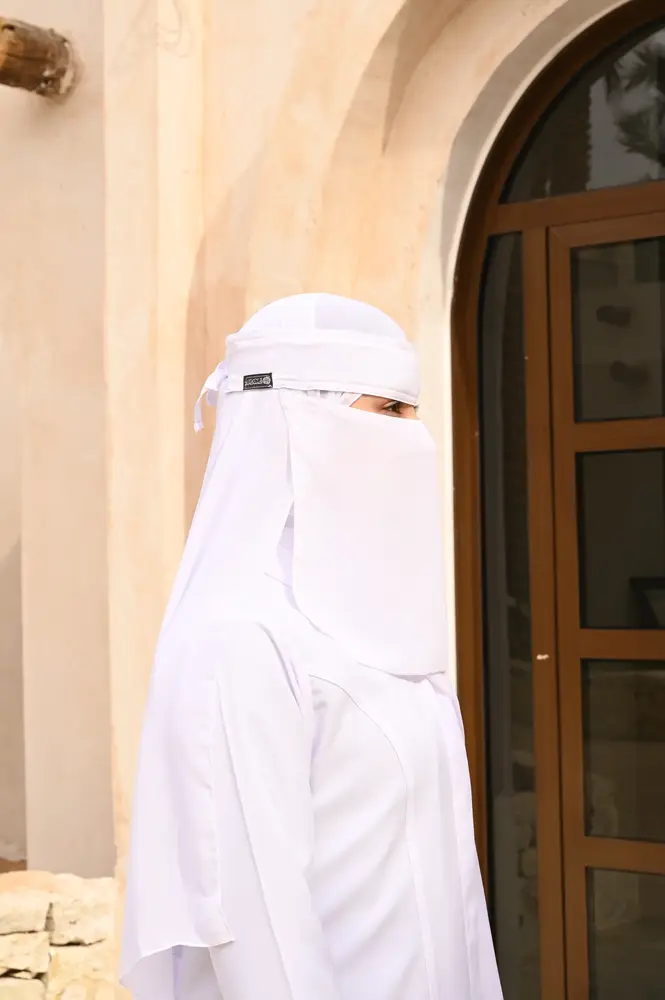 نقاب أبيض